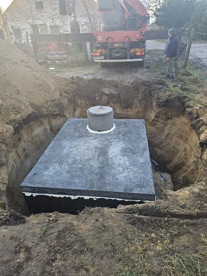 Montáž těsné betonové jímky pomocí jeřábu HDS. Realizace pro klienta z Nové Město nad Metují